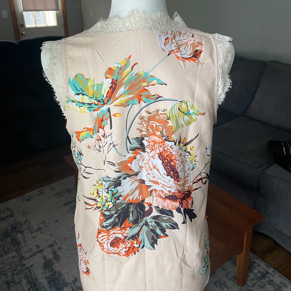 Women's V-Neck Floral Sleeveless Blouse with Lace Trim - Floral Apricot - Picture 4 of 10
